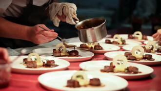 100 ans à table Trailer