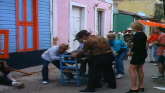 4 hombres y un ataud Trailer