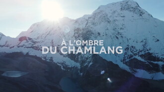 À l’Ombre du Chamlang Trailer