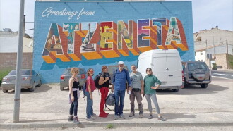 A peu de carrer Trailer