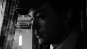 A un paso de la soledad Trailer