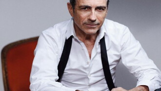 Alain Chamfort Impromptu dans les jardins du Luxembourg Trailer