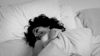 Alice na Cama Trailer