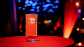 ALLES AUS LIEBE - Das FahrschulDorf, das anders fährt Trailer