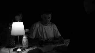Almorzando entre muertos Trailer