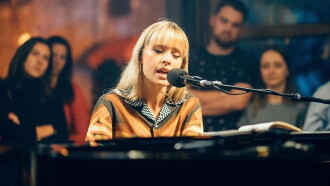 Angèle, seule au piano Trailer
