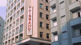 Através da Cidade Invisível Trailer