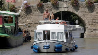 Au fil de l'eau, le nouveau tourisme fluvial Trailer
