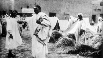 Biskra : enfants indigènes ramassant des pièces de monnaie Trailer