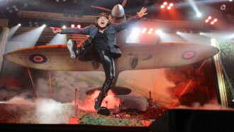 Bruce tout puissant, chanteur d'Iron Maiden Trailer
