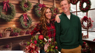 Christmas Wreaths and Ribbons Trailer