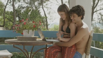 Crush, l'amour chez les jeunes au temps du Covid Trailer