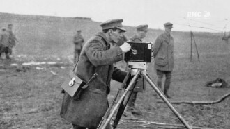 Dans la peau du premier caméraman de guerre Trailer