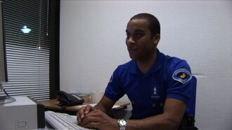 Des bleus dans la police Trailer