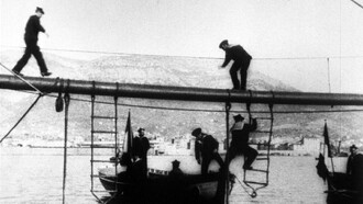 Embarquement des marins dans leurs canots Trailer