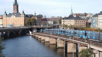 En kluven stad Trailer