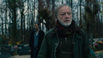 Entre les tombes Trailer