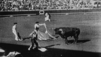 Espagne : courses de taureaux Trailer