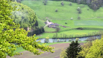 Et au milieu coule le Doubs Trailer