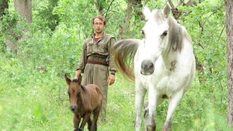 Eyna Bejnê Trailer