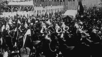 Fête du jubilé de la reine d'Angleterre : le cortège, les gardes du corps et la musique des dragons Trailer