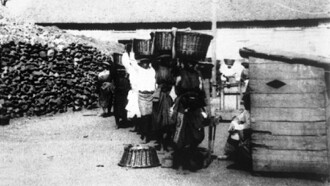 Fort-de-France : femmes portant des corbeilles Trailer