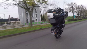 Garages clandestins, rodéos sauvages : peur sur la ville Trailer