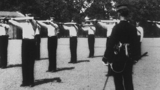 Gardes à pied : exercices d’assouplissement Trailer