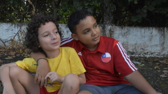 Guarda-Chuvas Perdidos Viram Clipes de Papel Trailer