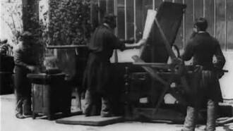 Intérieur d'une imprimerie (tirage d'une épreuve) Trailer