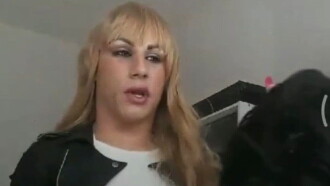 La mego prende fuego una peluca en vivo al grito de gorda sucia Trailer