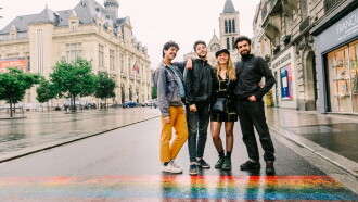 La première marche Trailer