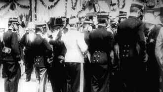 La remise des décorations Trailer