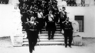 Le Bey de Tunis et les personnages de sa suite descendant l'escalier du Bardo Trailer