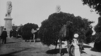 Le Caire, sortie du pont de Kasr-el-Nil (chameaux) Trailer