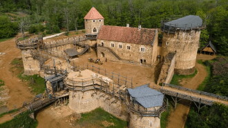 Le défi fou de GUÉDELON, construire un CHÂTEAU en AUTONOMIE TOTALE sans PÉTROLE comme au MOYEN ÂGE Trailer