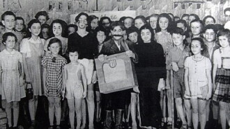Les Enfants de Terezin et le Monstre à Moustache Trailer