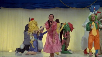 Loca por el circo Trailer