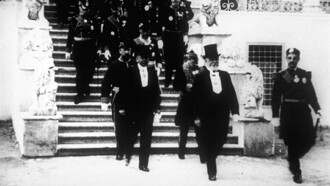 M. le président descendant l’escalier du Bardo Trailer