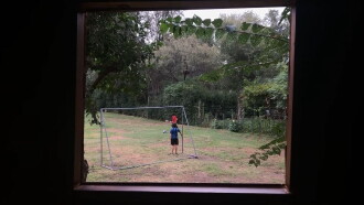 Mis hermanos juegan al futbol Trailer