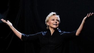Muriel Robin reprend ses sketchs cultes : Et pof ! Trailer