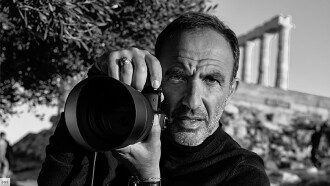 Nikos en vrai, à l'ombre des lumières Trailer
