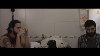 O Lado Vazio do Sofá Trailer