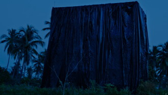 Oscuro bajo el sol Trailer