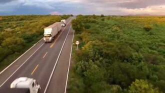 Para Além da Curva da Estrada Trailer