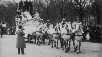Paris, mi-carême : char de la reine des reines Trailer