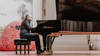 Piano na křižovatce Trailer