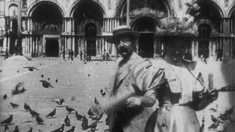 Pigeons sur la place Saint-Marc Trailer