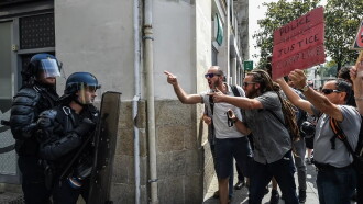 Police officers and citizens, a relationship under tension Trailer