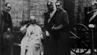 Pope Leo XIII Leaving Carriage and Being Ushered Into Garden, No. 104 Trailer